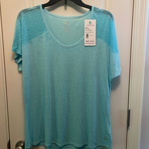 Workout top with detailed shoulders